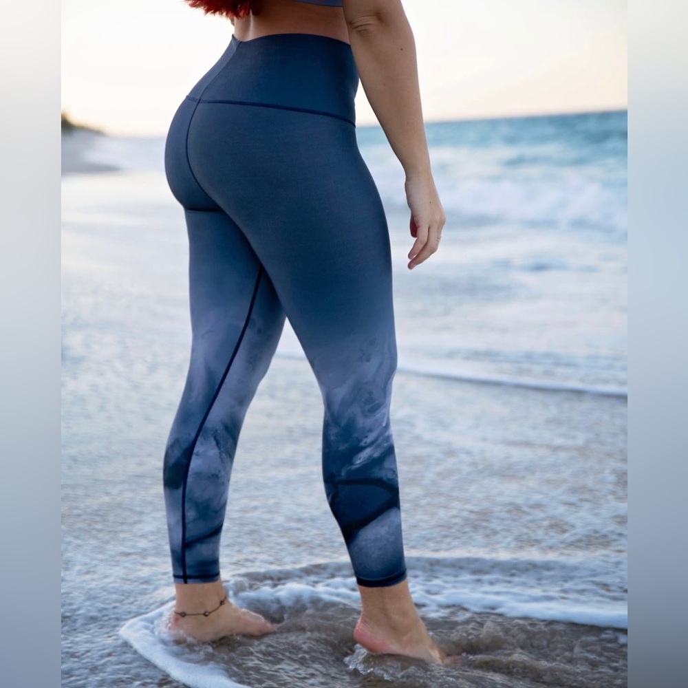 NWT Sol & Mane Cora Wispy Waves Legging